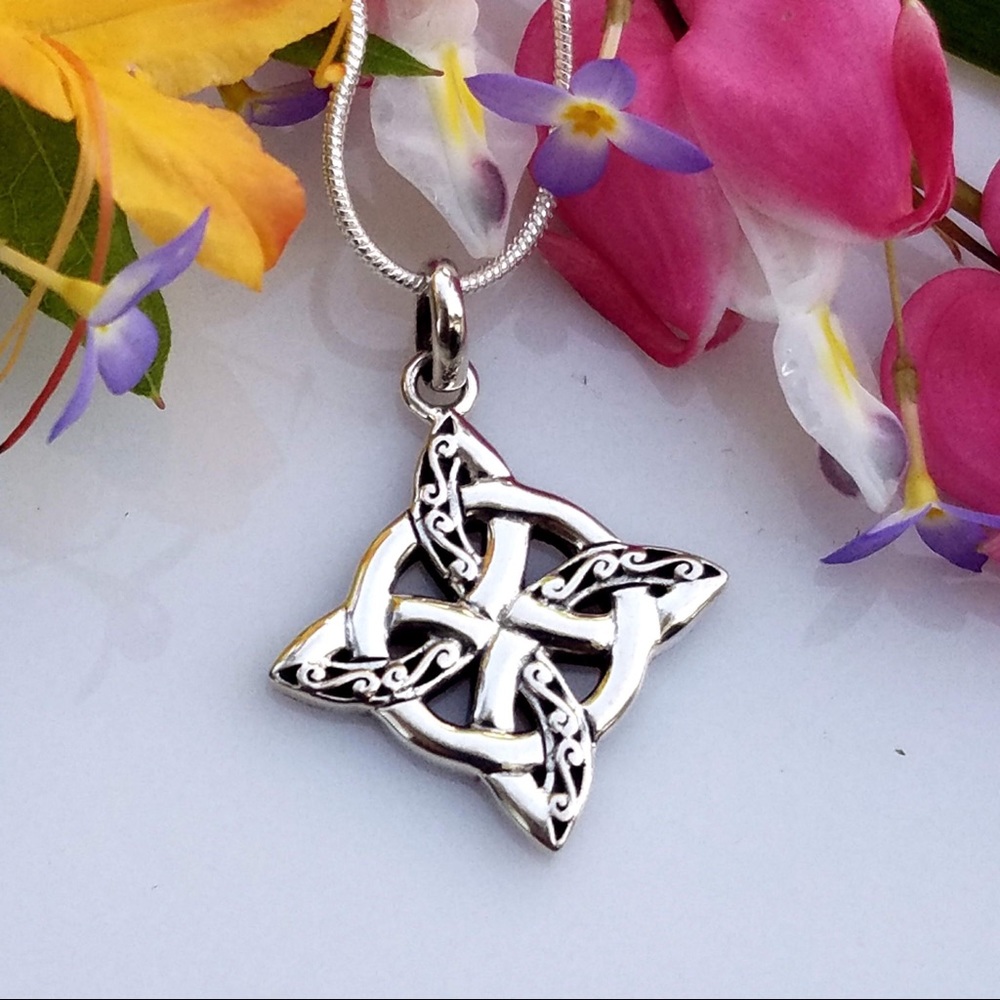 🆕💥 Sterling Silver Celtic Knotwork Necklace